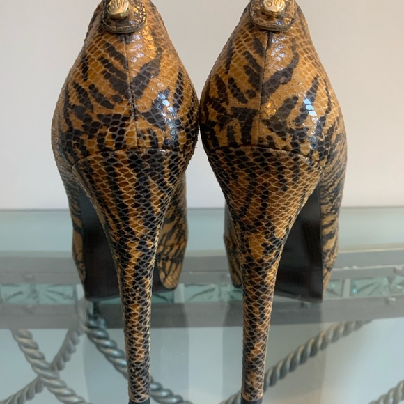 ❌SOLD❌ Stuart Weitzman Tiger Print Stilletos - Picture 4 of 8